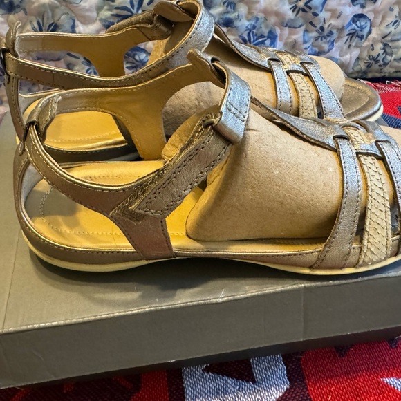 ECCO, Flash Leather T-Strap Sandals, good used, size 11- 11.5 grey metallic - Picture 3 of 9